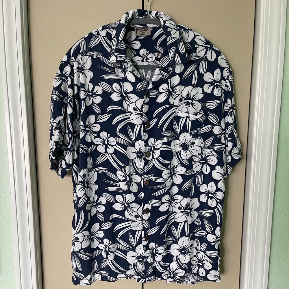 Hilo Hattie Hibiscus Hawaii Aloha shirt. Blue. Men’s size small.